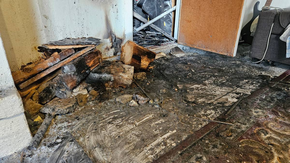 Brand, sot- och vattenskadat golv efter brand i Angnäset på Muskö