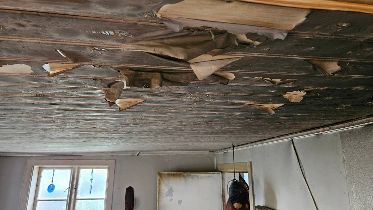 Brandskadat tak efter brand i Angnäset på Muskö, 18 okt 2025 | Foto: T. Sassersson