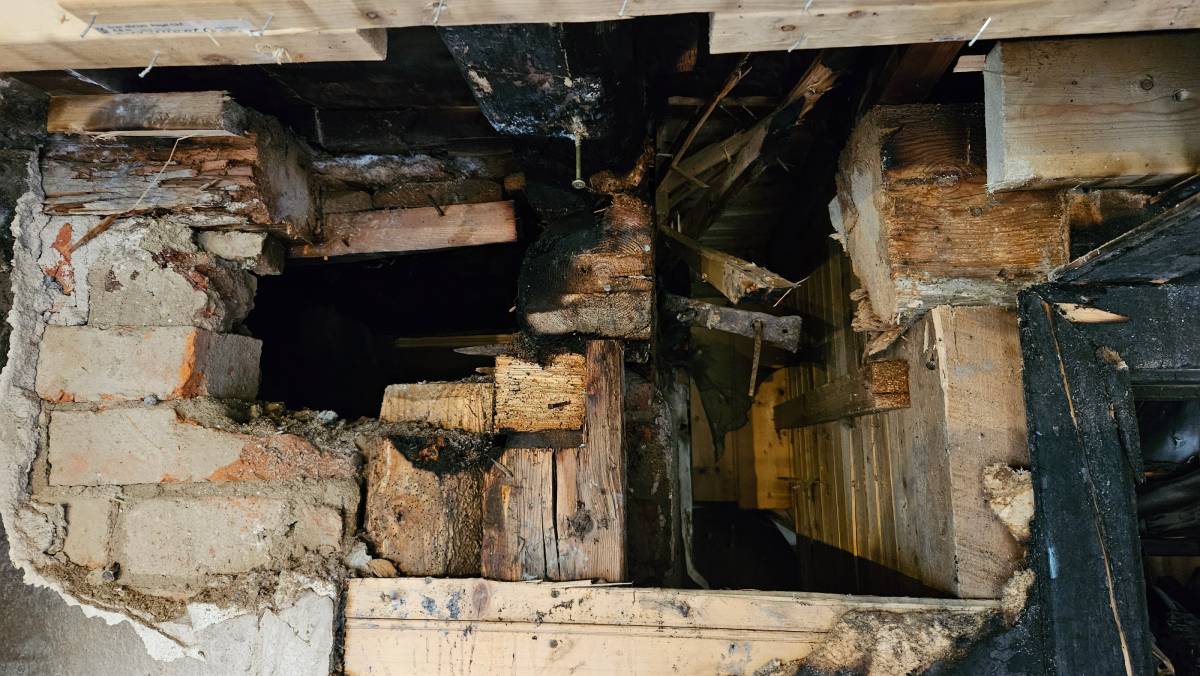 Brandskadad vägg efter brand i Angnäset på Muskö, 18 okt 2025 | Foto: T. Sassersson