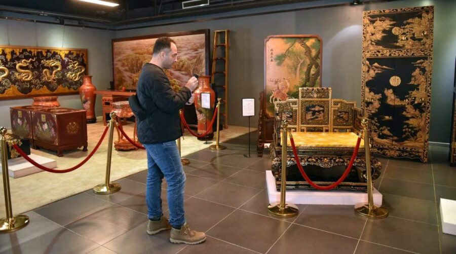 En turkisk journalist fotar handpolerade lackerade möbler i Pingyao-distriktet i Jinzhong