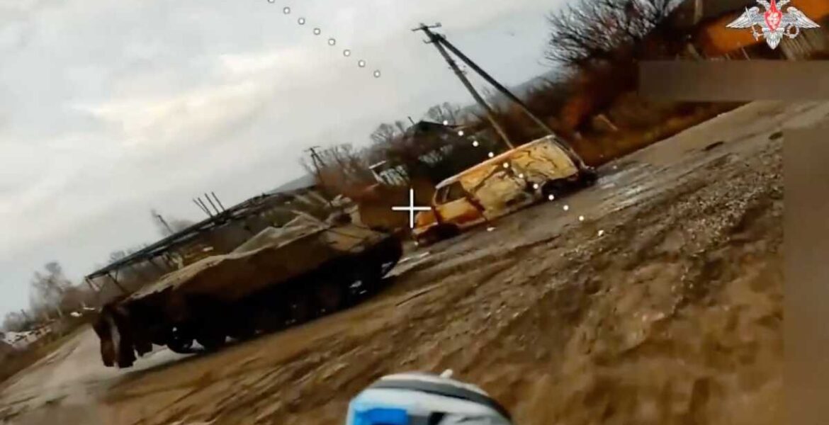 Rysk drönare jagar ukrainsk pansarbil