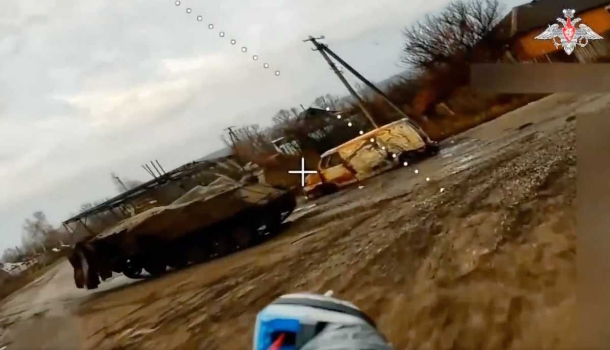 Rysk drönare jagar ukrainsk pansarbil