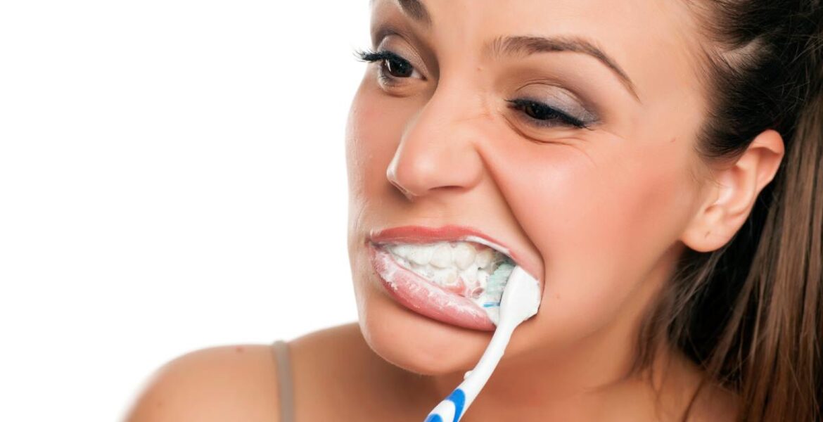 Temabild: Tandborstning med tandkräm