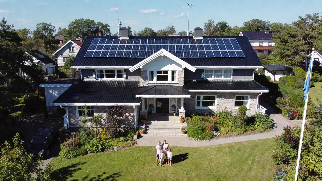 En fiktiv svensk villa med solpaneler