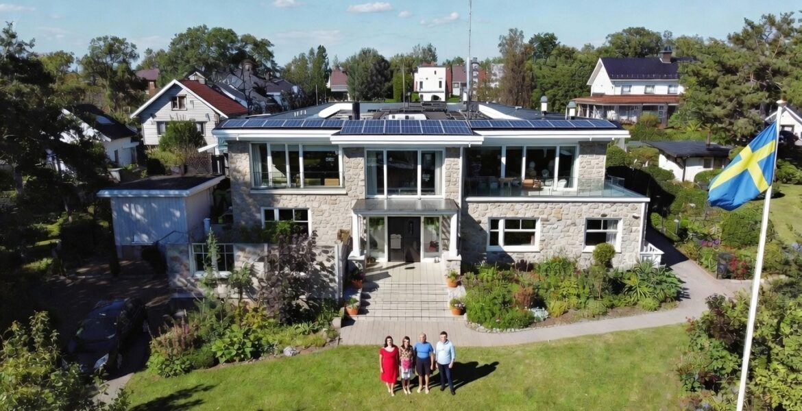 En fiktiv svensk villa med solpaneler | Bild: GrokAI@NewsVoice