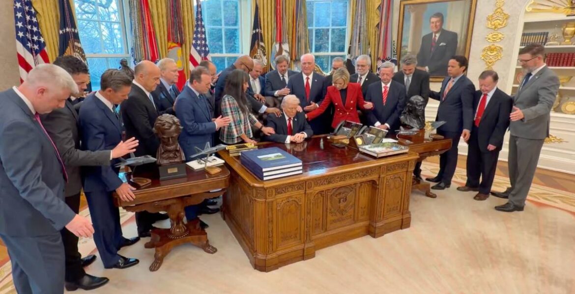 Pastorer ber att Gud ska hjälpa krigspresidenten Trump