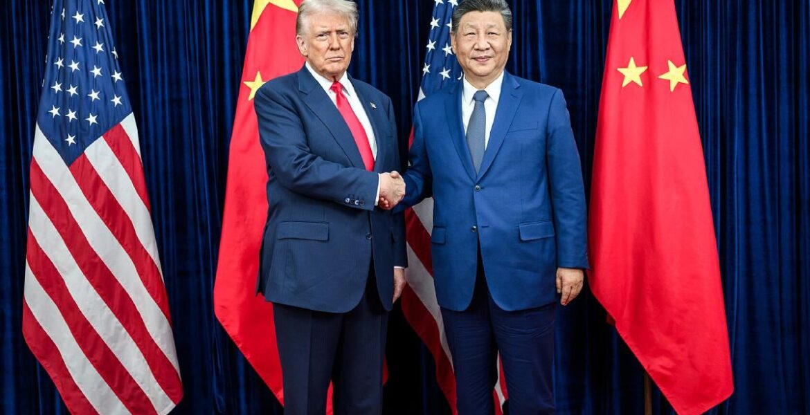 President Donald Trump hälsar på Kinas president Xi Jinping