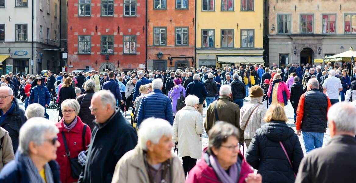 En samling pensionärer i Gamla Stan