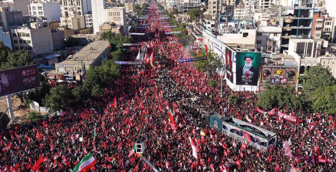 Begravningsprocessionen för Ayatolla Ali Khamenei, i Mashhad