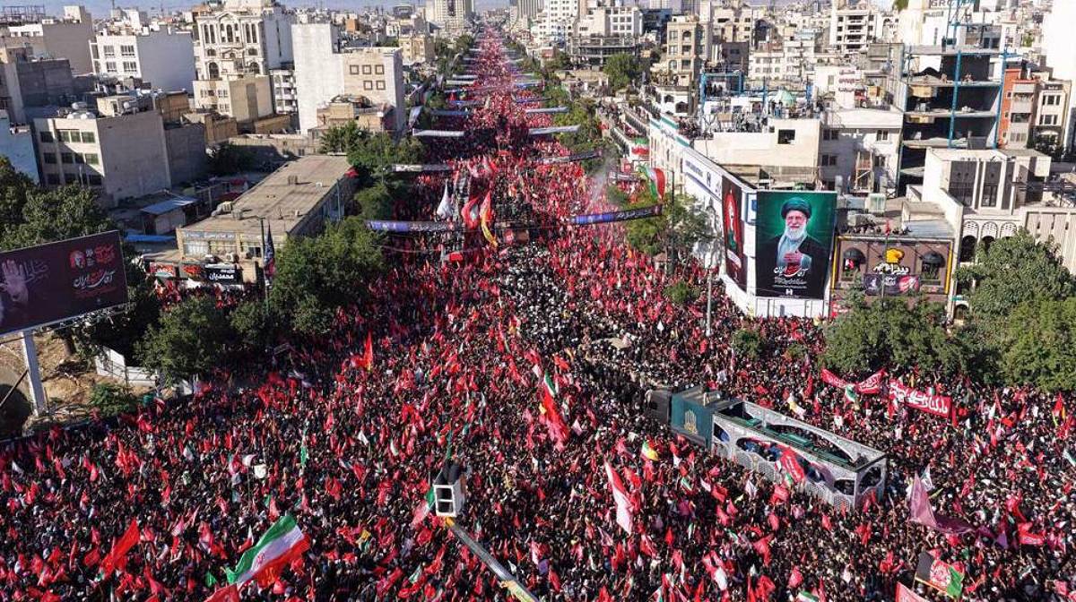 Begravningsprocessionen för Ayatolla Ali Khamenei, i Mashhad