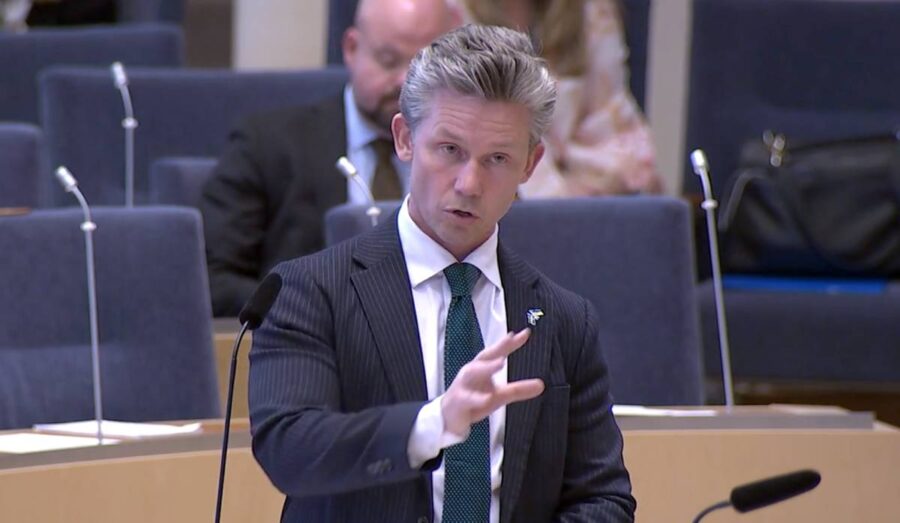 Elsa Widding has challenged the Swedish Defense Minister Pål Jonson on several occasions in Swedish politics