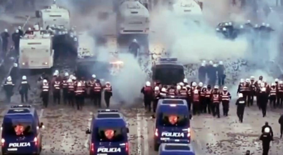 Protester mot Albaniens regering oktober 2026