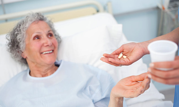 Äldre person får piller i svensk sjukvård